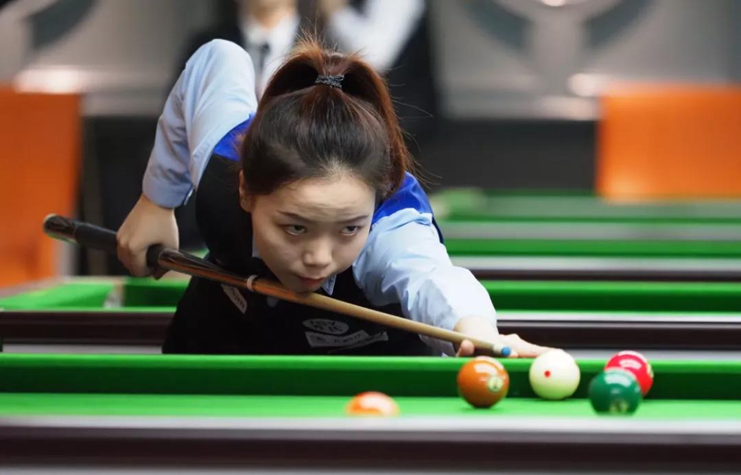 中保持两人 中保持两人