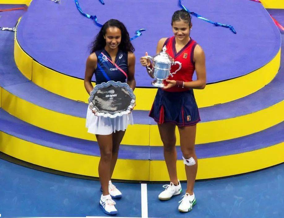 净利落的 净利落的